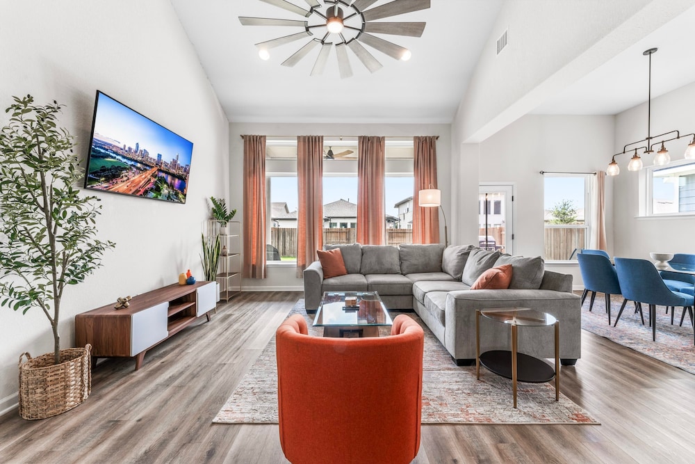 Close to Cota Downtown Cozy Luxe 4BR