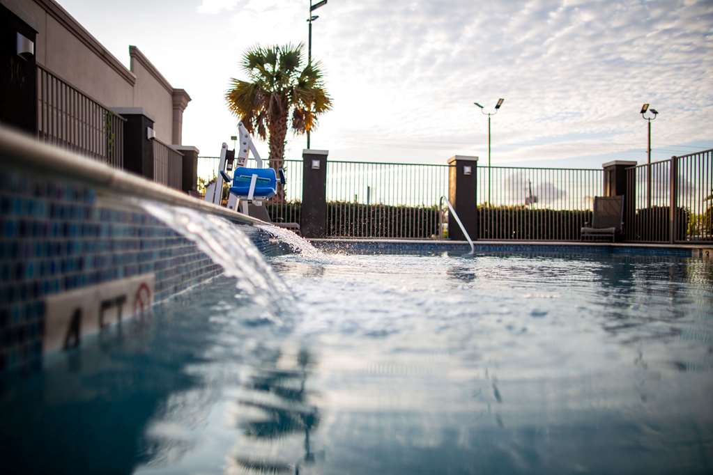 La Quinta Inn & Suites by Wyndham Houston East at Normandy - photo 7