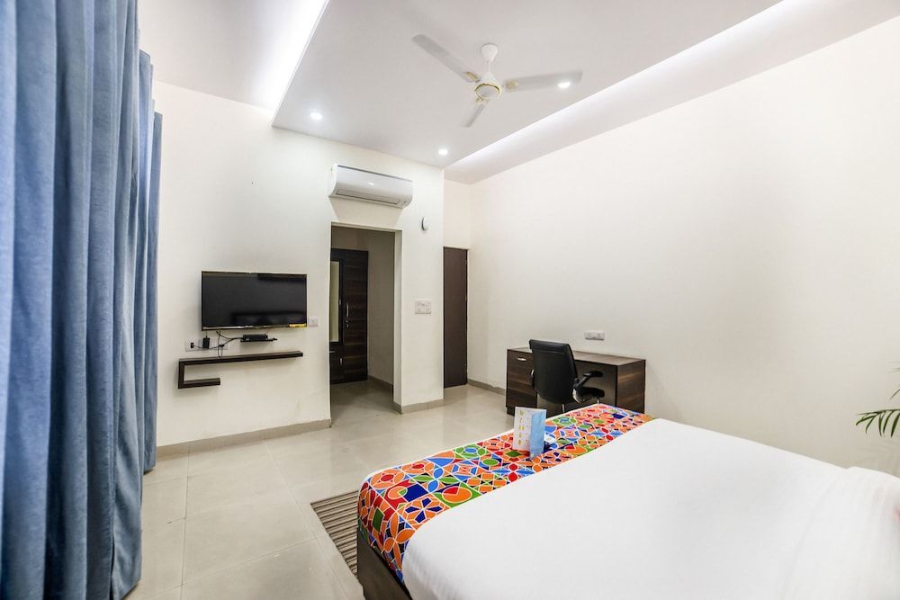 FabHotel Gurgaon 6