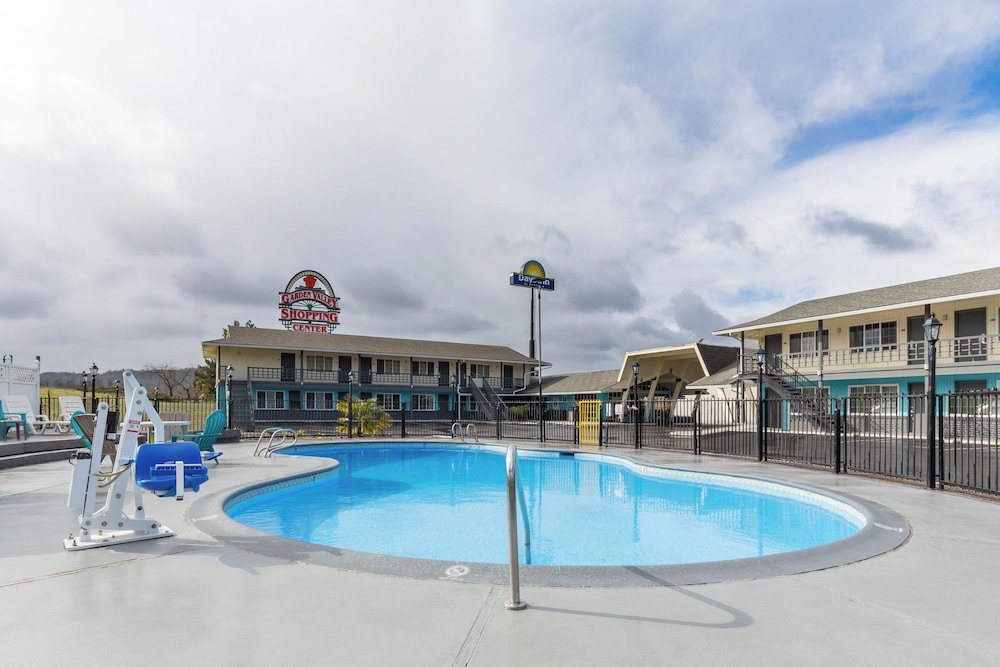 Rosewood Inn and Suites - photo 15