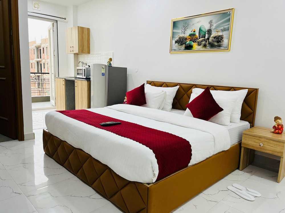 The Lodgers Luxury Studio Apartment In front of Artemis Hospital