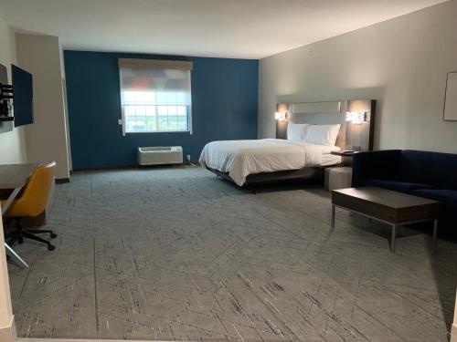 Holiday Inn Express & Suites Bridgeport by IHG - photo 20