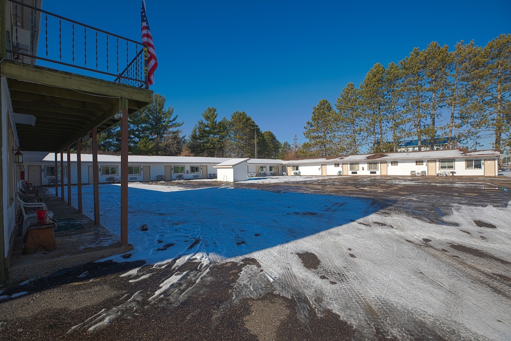 Love Hotels Tomahawk by OYO at Lake Mohawksin WI - photo 31