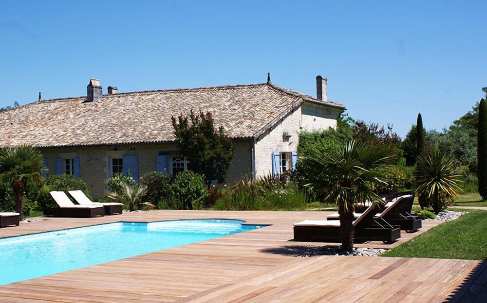 Domaine des Doucins & Spa — 4-Star Luxury Hotel in Jonzac, France