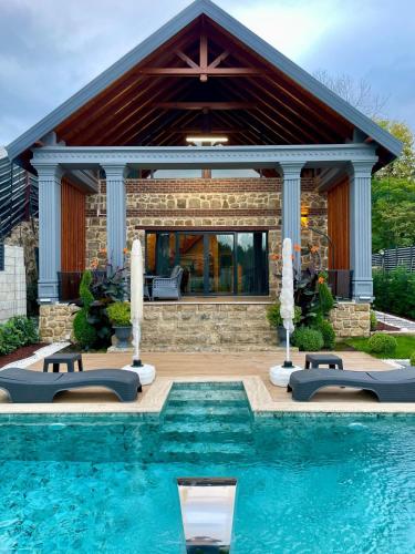 Sakarya Sapanca Unluce 2 Oda 1 Salon Ozel Havuz Somine Sauna Aile Konaklamalı 5 Kisilik Tas Ev Bng 71 in Sapanca, Turkey