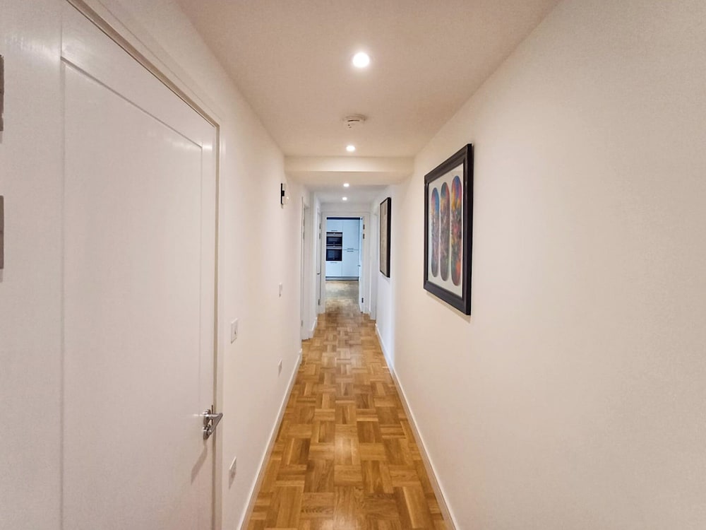 Modern 2 Bedroom 2 Bathroom Apartment — 4-Star Luxury Hotel in London, United Kingdom