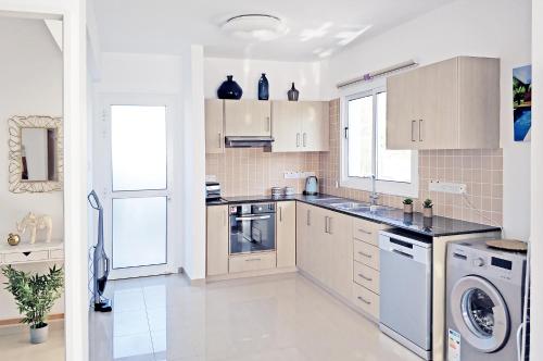 Nissini Blanco 3 bedroom villa with private pool 5 min to the beach