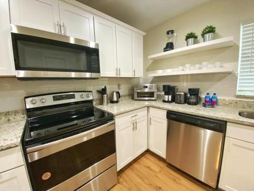 NEW Sunshine Gorgeous 3BD 2BA Private Backyard — hotel in Port Orange