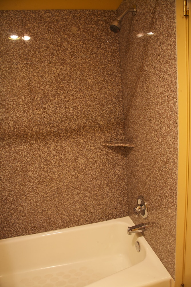 Coach Light Inn Brenham - photo 26