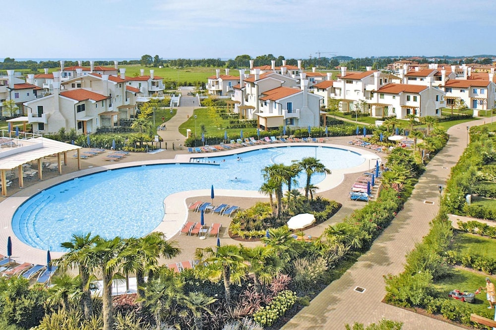 Residence Villaggio A Mare Lido Altanea — 4-Star Luxury Hotel in Caorle, Italy