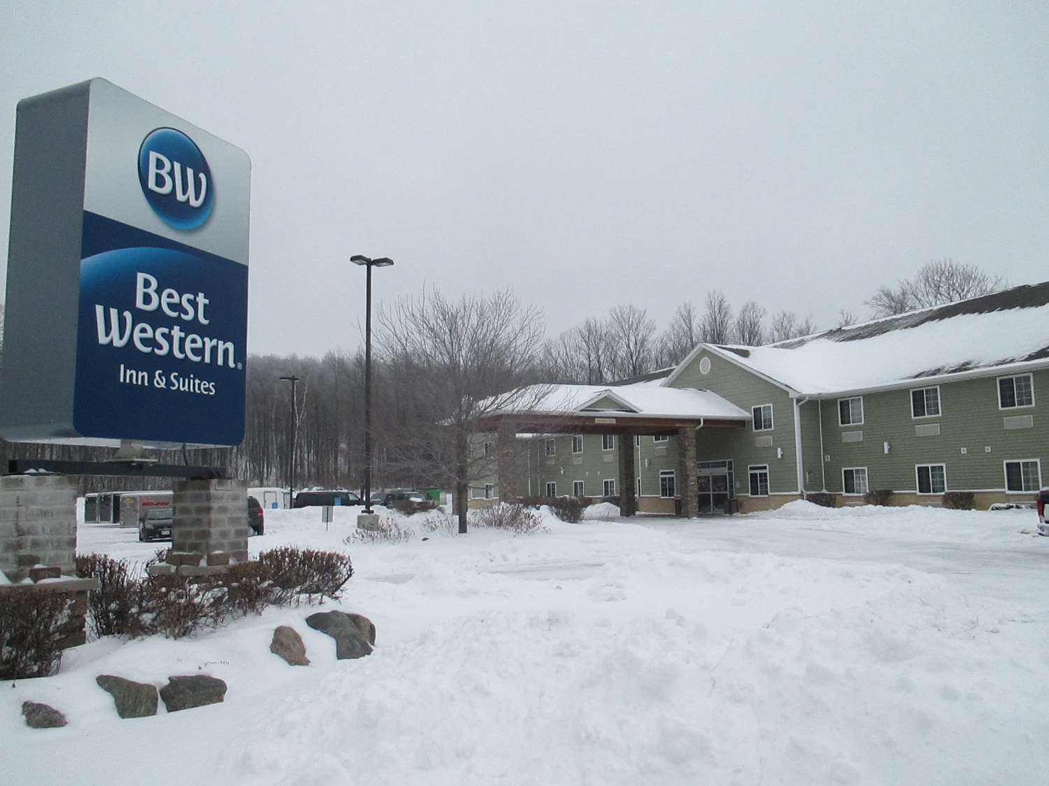 Crandon Inn and Suites - photo 3