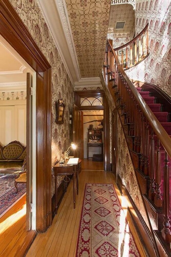 Iron Amethyst Inn Boutique Hotel - photo 2