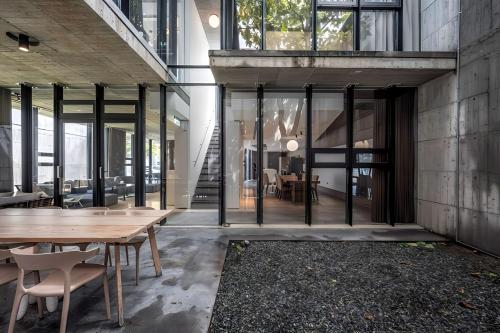 I Can - carbon neutral hotel in Unknown City