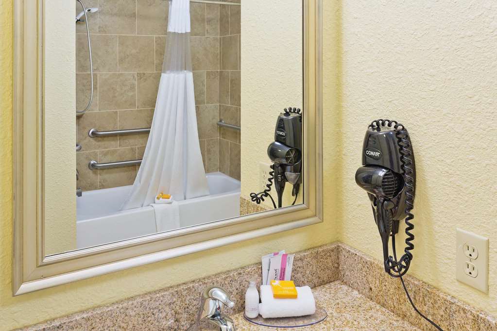 La Quinta Inn & Suites by Wyndham Minot - photo 27