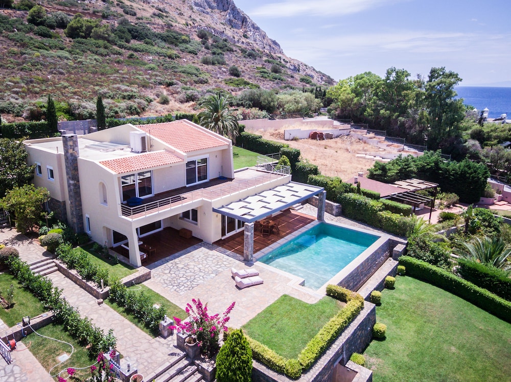 Niriides Villa — 4-Star Luxury Hotel in Palaia Fokaia, Greece