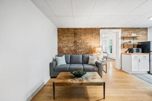 Comfy 1BR with Parking Near UC Zoo Downtown — 4-Star Luxury Hotel in Cincinnati, United States