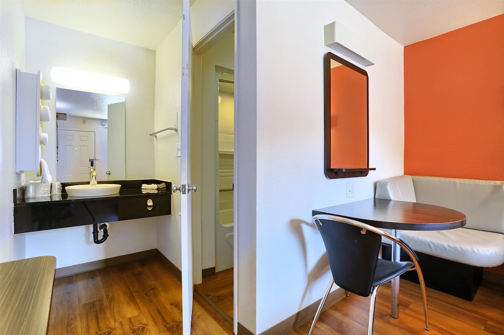 Super 8 by Wyndham Walnut Creek - photo 24