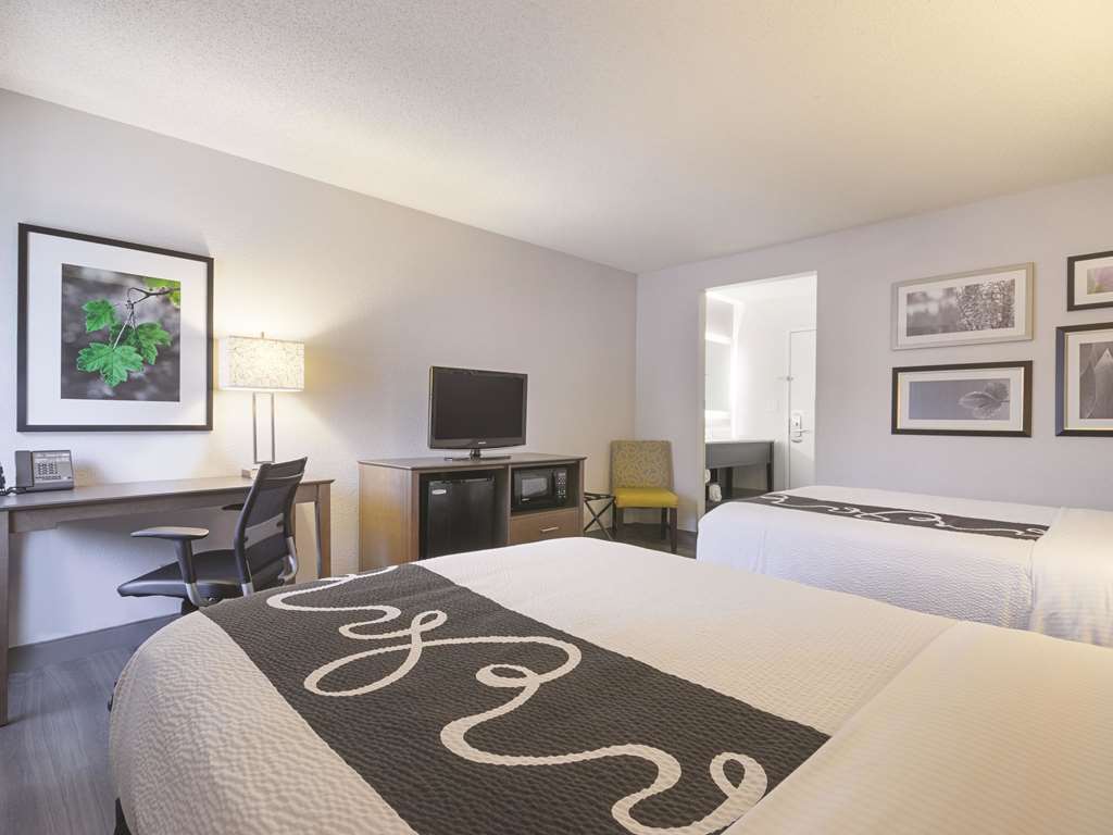 La Quinta Inn & Suites by Wyndham Hartford Bradley Airport - photo 21