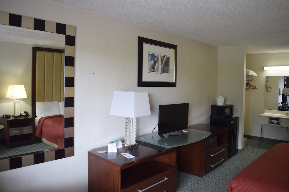 Landmark Inn Hartsville - photo 17