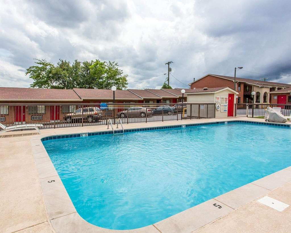 Econo Lodge Nashville North - photo 23
