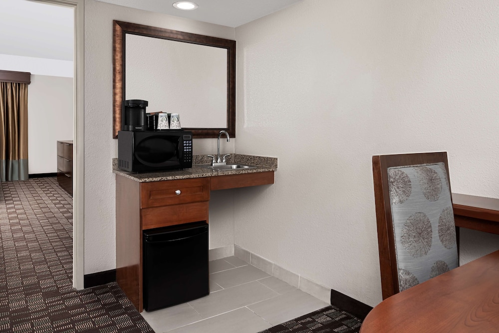 Embassy Suites by Hilton Nashville Airport - photo 21