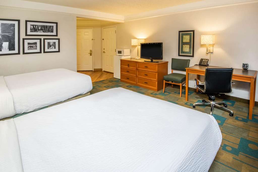 La Quinta Inn & Suites by Wyndham Colorado Springs South AP - photo 28