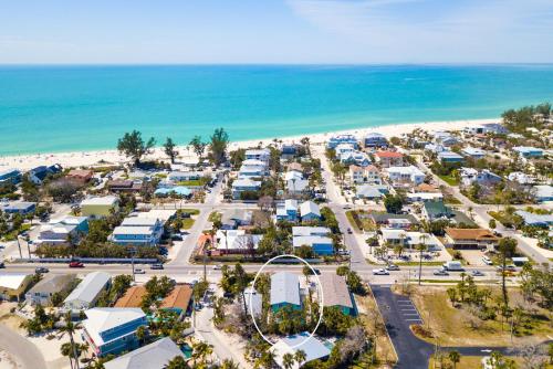 Hidden Treasure Unit B Modern duplex with shared pool just 200 steps to the beach in Bradenton Beach, United States
