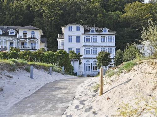 Villa Strandeck in Binz WG 1 mit Meerblick Terrasse Wintergarten — 4-Star Luxury Hotel in Ostseebad Binz, Germany