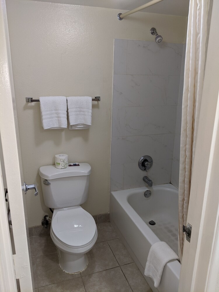 Plano Inn & Suites - photo 23