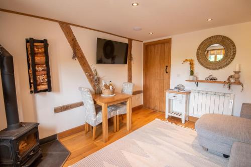 Apple Tree Cottage Cosy 2 Bed with Deluxe HOT TUB & Log Burner — 4-Star Luxury Hotel in Hereford, United Kingdom