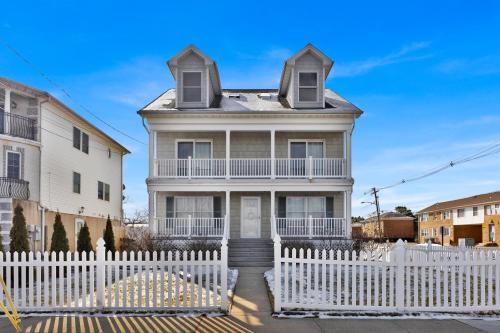 Oceanfront Villa Panoramic NYC Views Luxury Home — 4-Star Luxury Hotel in Keansburg, United States