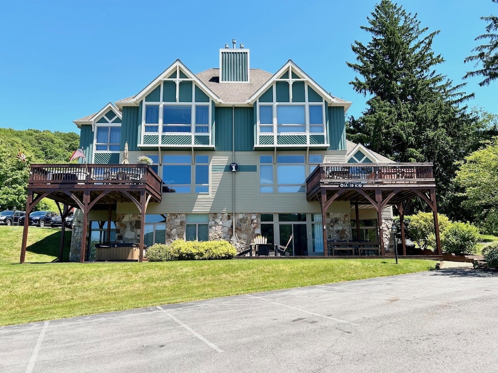 Center Stage — 4-Star Luxury Hotel in Mchenry, United States