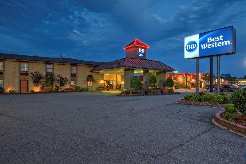 Best Western Inn - carbon neutral hotel in Russellville