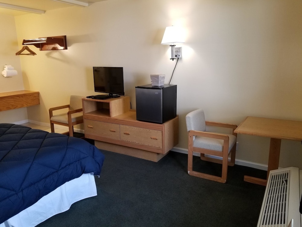 Captain's Quarters Motel - photo 22