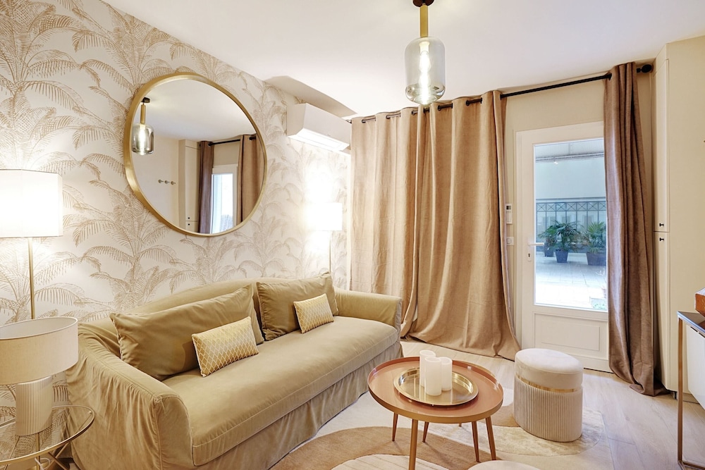 Cottage With 2 Rooms in Batignolles — 4-Star Luxury Hotel in Paris, France