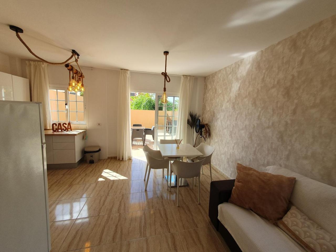 Appartement Renove 2 Chambres Grande Terrasse S O Parking Prive Et Piscine Chauffee — 4-Star Luxury Hotel in Arona, Spain