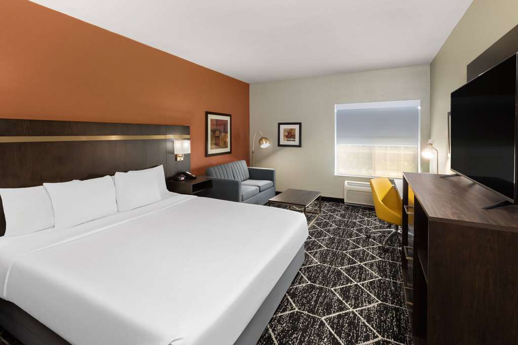 La Quinta Inn & Suites by Wyndham Olathe - photo 10