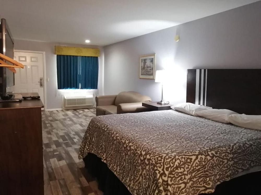 Riata Inn Crystal City - photo 10