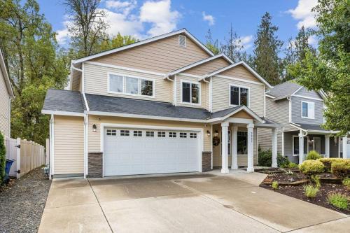 Spacious 4 bed near park trails — hotel in Battle Ground