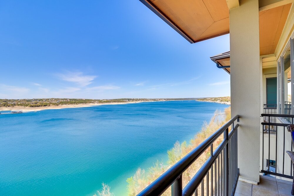 Top floor Lake view Condo w Boat Dock Access — 4-Star Luxury Hotel in Lakeway, United States