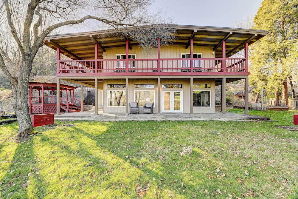 Pet Friendly Grants Pass Home with Hot Tub — 4-Star Luxury Hotel in Grants Pass, United States