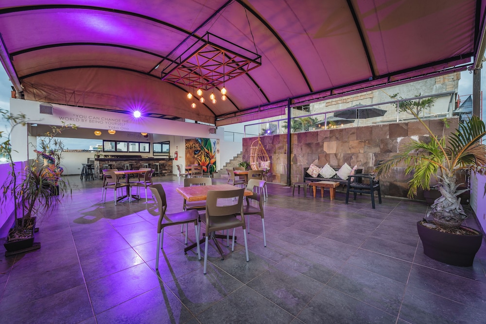 Poolside bar