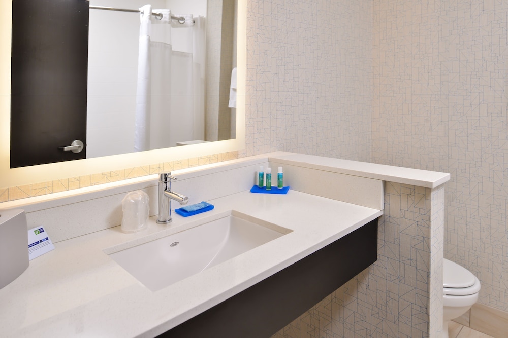 Holiday Inn Express & Suites Kansas City Lee's Summit by IHG - photo 17