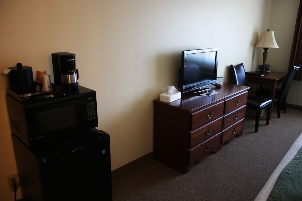 Edgewood Hotel & Suites - photo 19