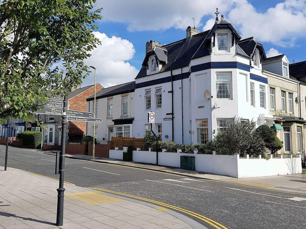 Atlantis Guest House — 4-Star Luxury Hotel in South Shields, United Kingdom