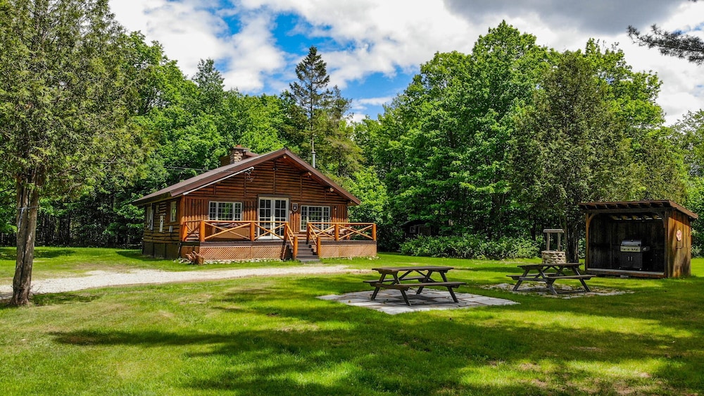 Les Chalets Tourisma Le Pin Royal in Quebec, Canada