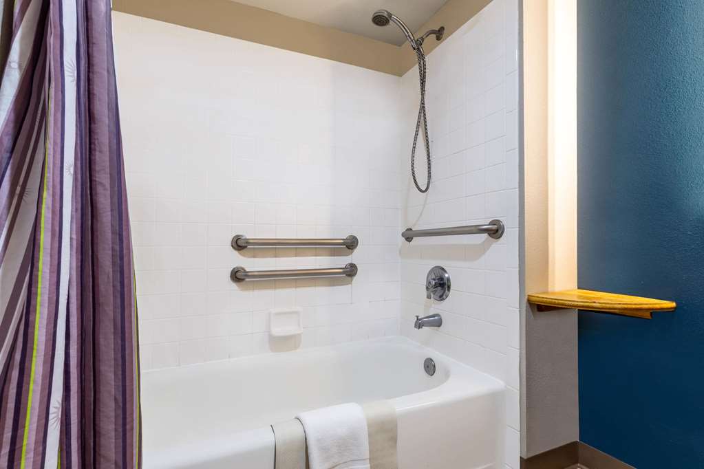 La Quinta Inn & Suites by Wyndham Vancouver - photo 20