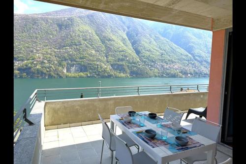 Riflessi sul Lago Apt Laglio Tramonto — 4-Star Luxury Hotel in Laglio, Italy