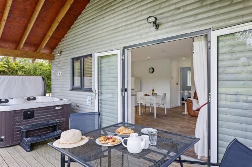 The Clover Lodge Red Lake Farm Nr Glastonbury — 4-Star Luxury Hotel in Somerton, United Kingdom