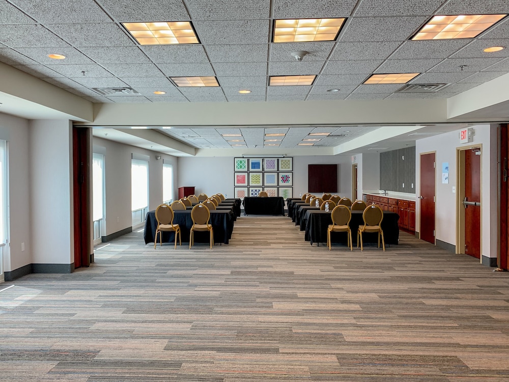 Holiday Inn Express & Suites Lexington Dtwn Area Keenland by IHG - photo 39